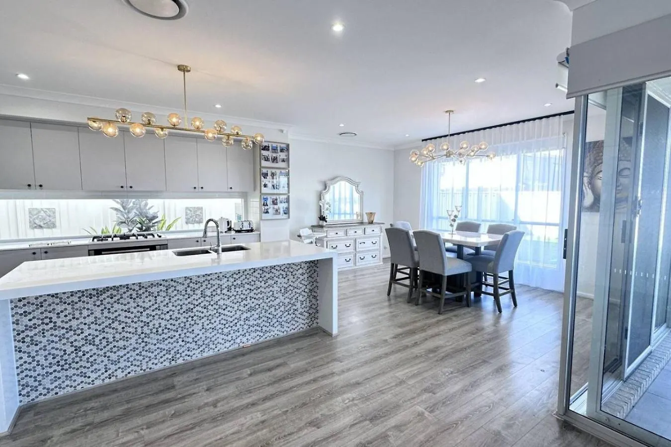 Lotus Grand Home In Mango Hill Sleeps 8 North Lakes